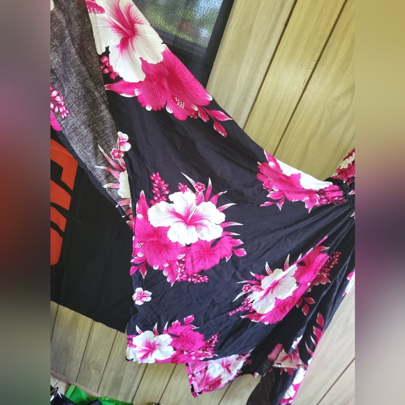 Beautiful boutique Sun/Flowy Floral Dress - Picture 5 of 8